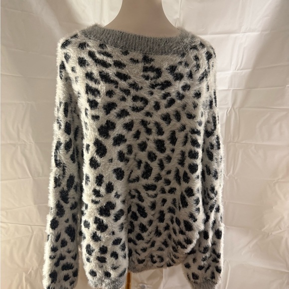 Andthewhy Black and White Spotted Oversized Sweater - Picture 3 of 6